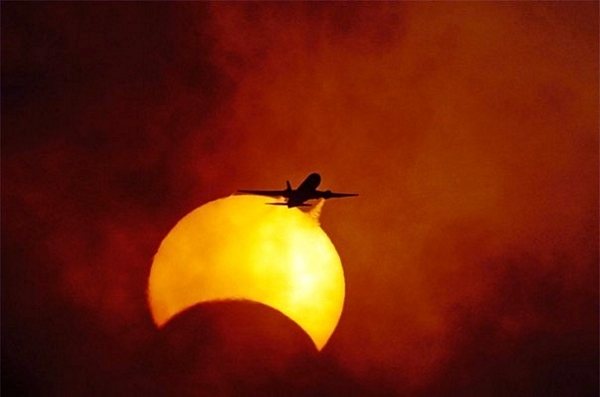 40 Extra Ordinary Examples of Perfectly Timed Photography 1 perfectly-timed-Photography-designsmag-39